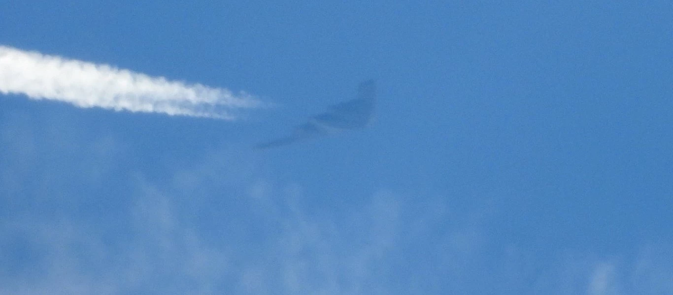 Stealth βομβαρδιστικά B-2 πέταξαν σε σχηματισμό πάνω από τον ουρανό της Γιούτα (φώτο-βίντεο)